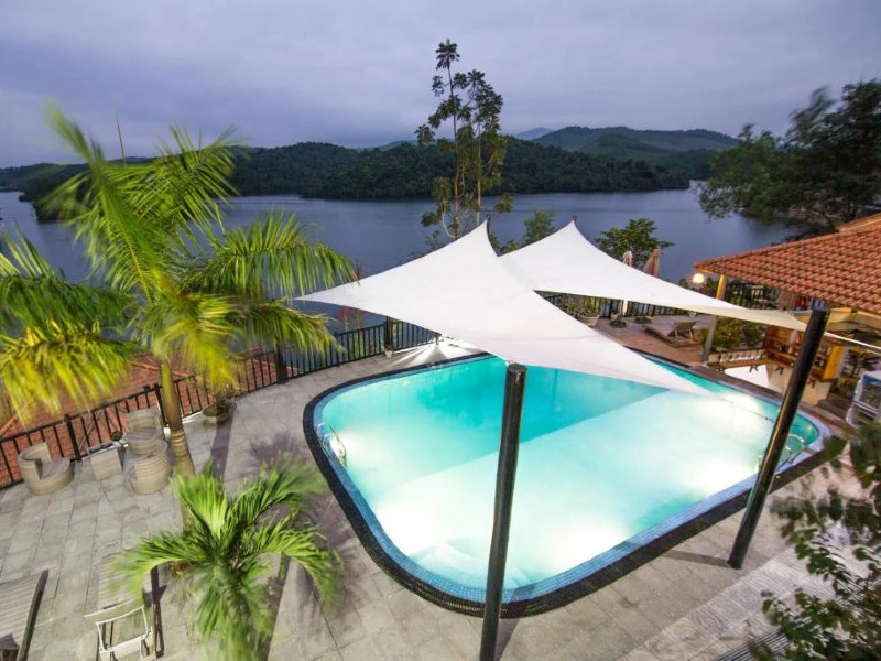 phong nha vietnam hotel met zwembad