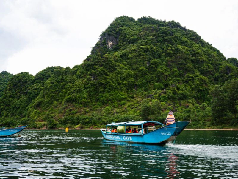 Vietnam-Phong-Nha-boat