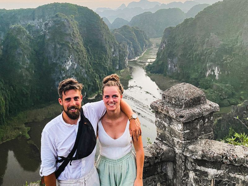 Reizigers bovenop mua cave - Ninh Binh