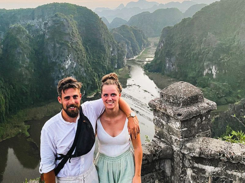 Reizigers bovenop mua cave - Ninh Binh