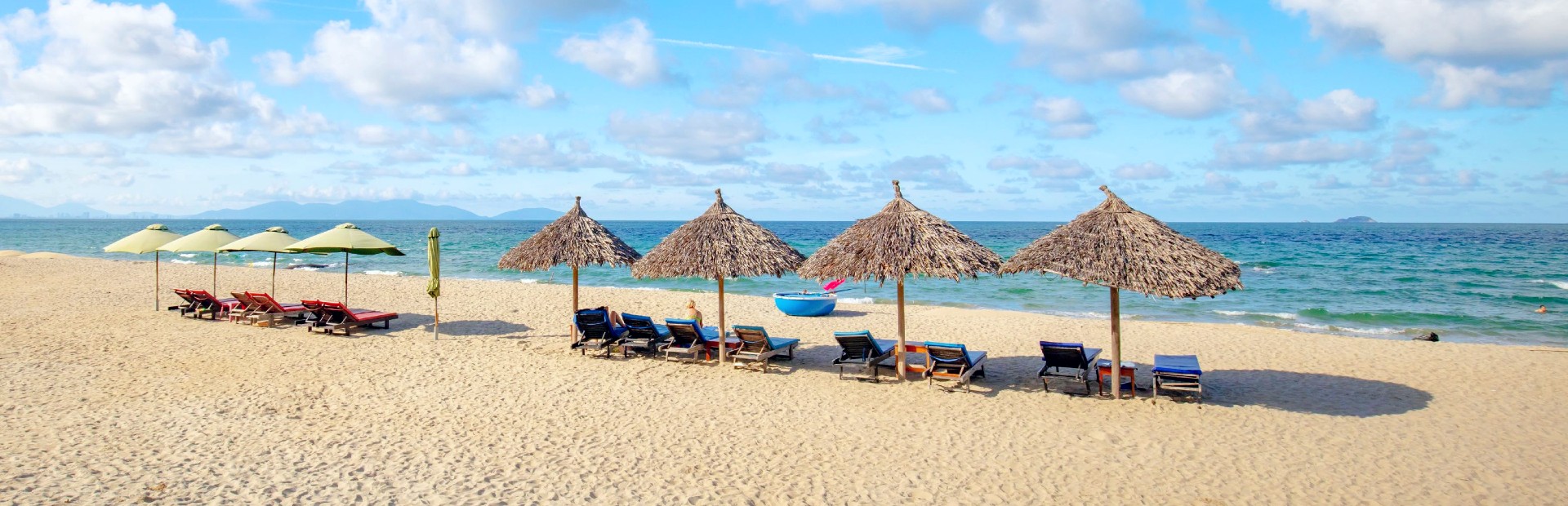 lang zandstrand Hoi An met parasols van riet