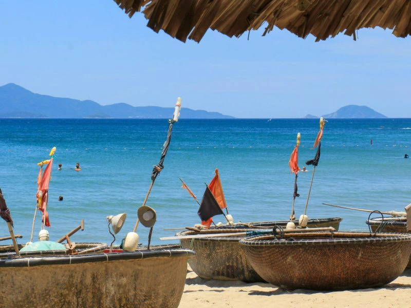 ronde vissersboten liggen op het strand van Hoi An