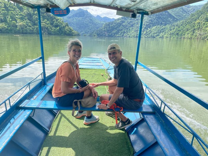 Reizigers op een boot tijdens een tocht over Ba Be Lake.