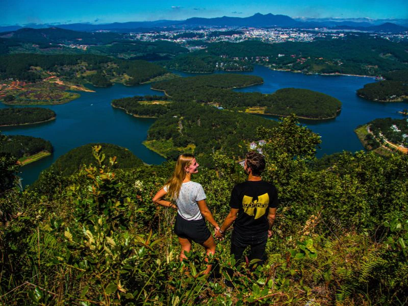 Twee reizigers genieten van het uitzicht.