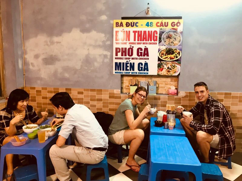 Reizigers eten tussen de locals.