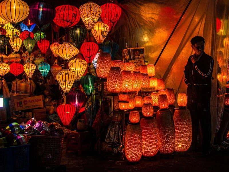 Een sfeervolle en kleurrijke marktkraam door verlichte lampionnen