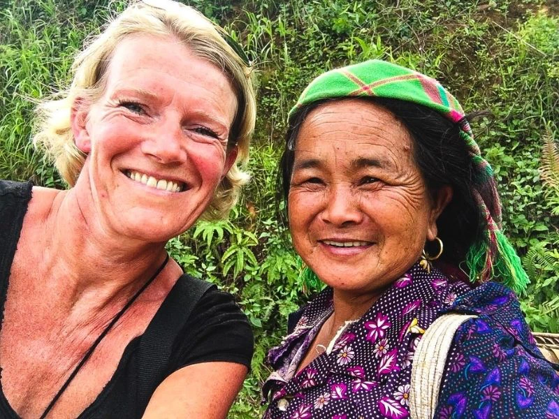 Reiziger met local in Vietnam