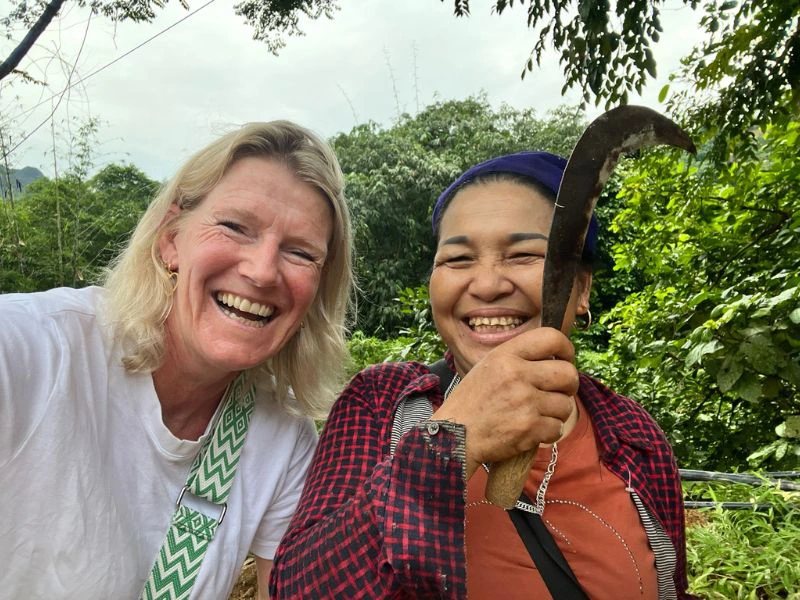 Reiziger en Vietnamese vrouw lachen samen