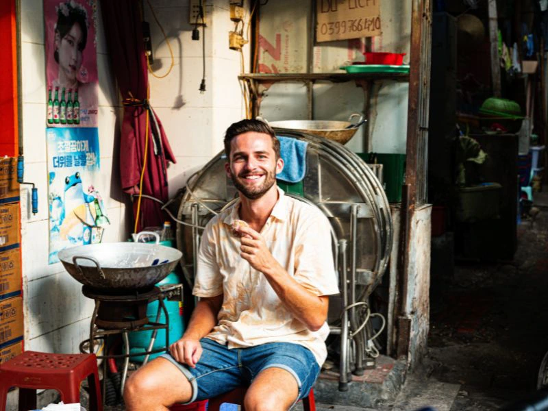 Reiziger geniet van streetfood in Hanoi