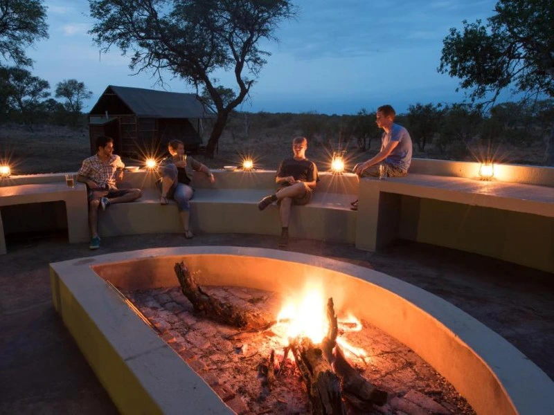 Tented camp kampvuur Zuid-Afrika