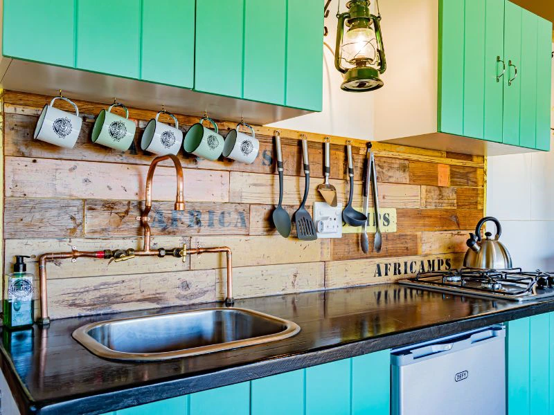 Glampingtent keuken Pongola in Zuid-Afrika