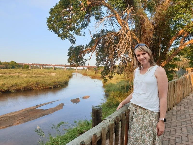 Vrouw staat bij een rivier in Kruger Zuid-Afrika