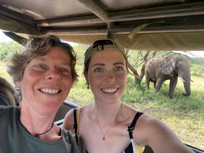 Vrouwen maken selfie met olifant vanuit safari auto