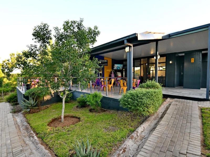 Voorkant bungalow bij Kruger park