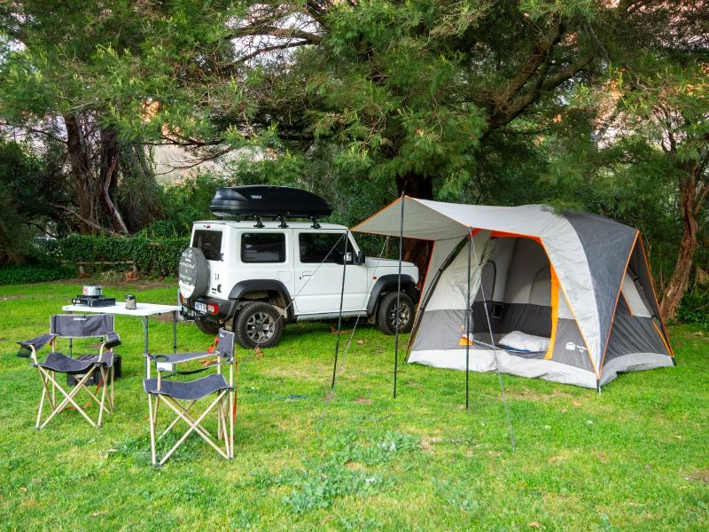 Auto met kampeeruitrusting uitgeklapt