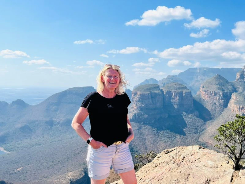 Vrouw op een berg op de panoramaroute in Zuid-Afrika