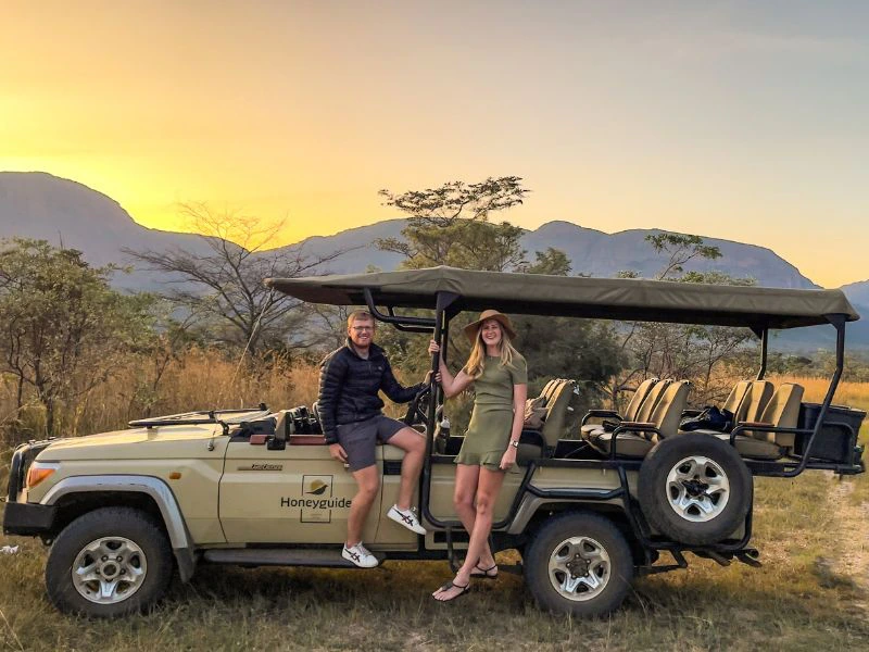 Twee mensen zitten op een safari auto in Limpopo