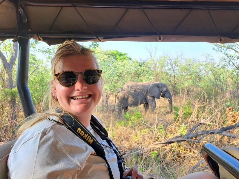 Vrouw in safari auto met olifant