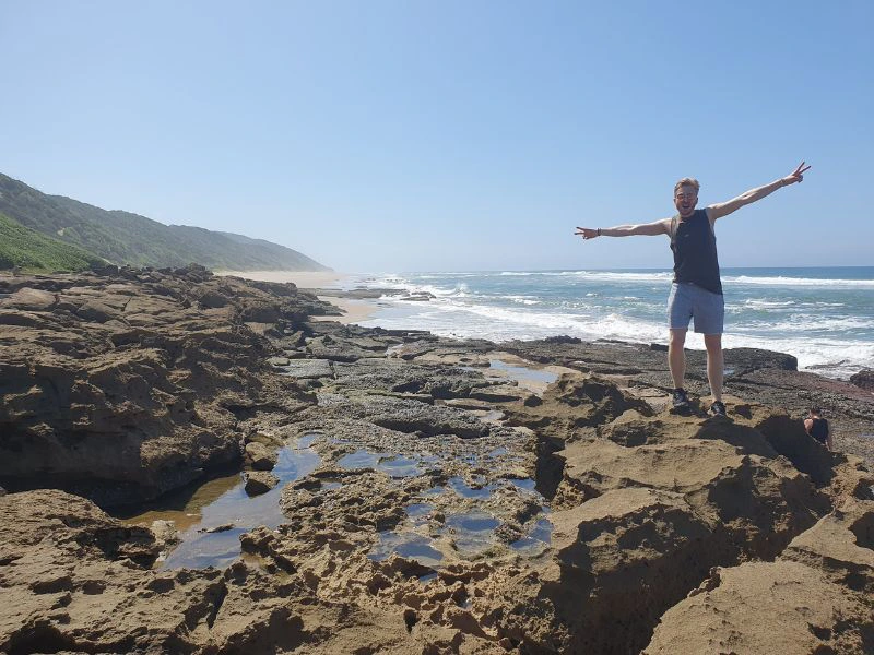 man poseert op het strand bij Cape Vidal