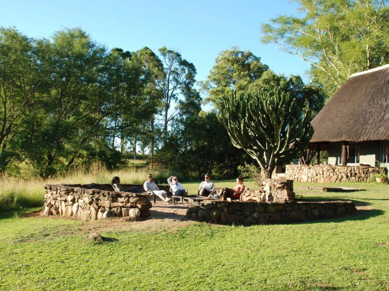 Mensen zitten bij kampvuurplaats