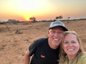 man en vrouw maken selfie met zonsondergang