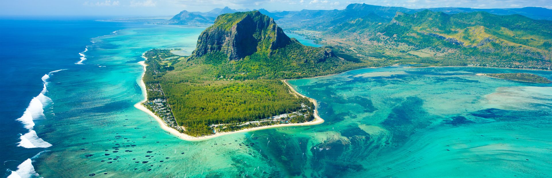 bovenaf foto van mauritius met blauw water en natuur