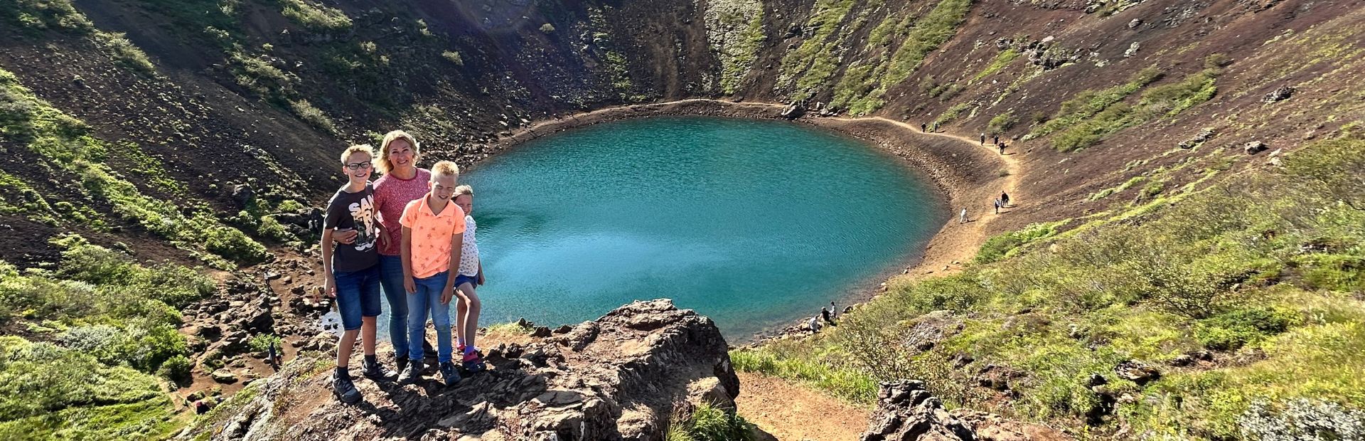 Gezin bij krater in IJsland