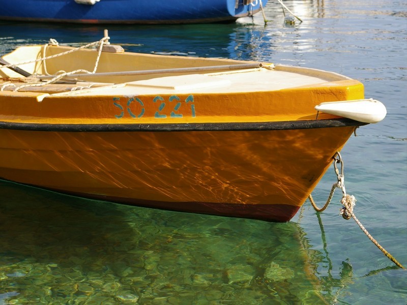 Bootje in de haven van Krk