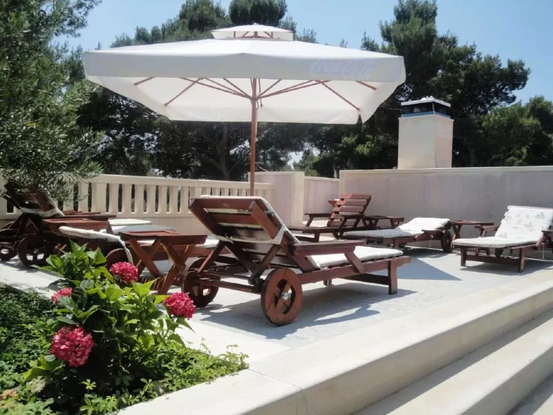 Terras bij je hotel in Brac