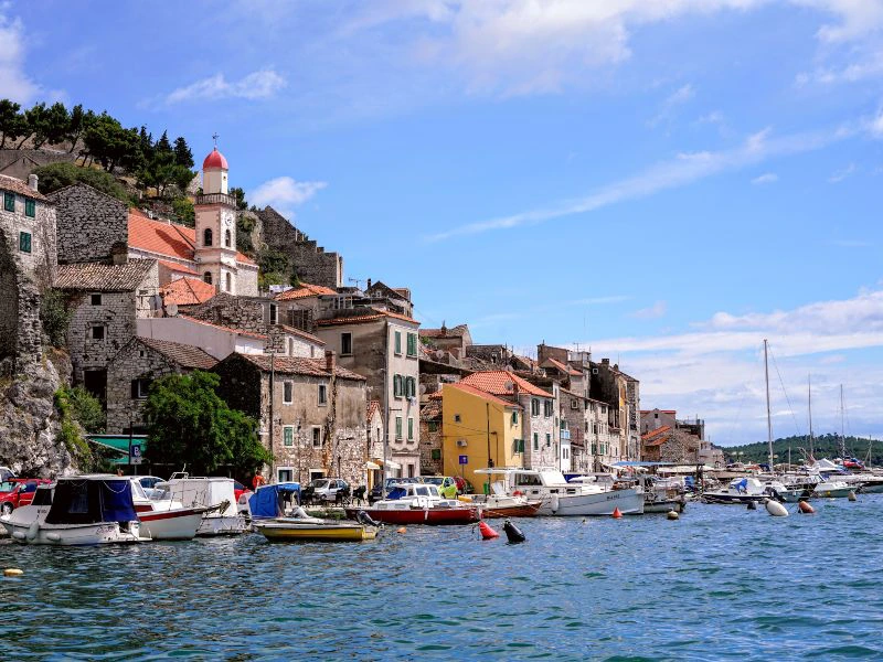 Sibenik kustlijn met bootjes
