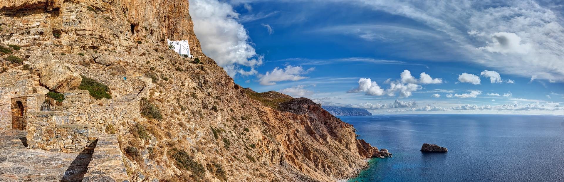 Amorgos klooster bij de zee in de rotsen