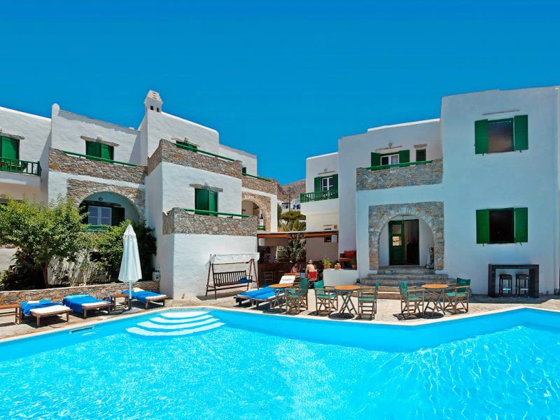 Op Amorgos overnacht je in hotel met zwembad