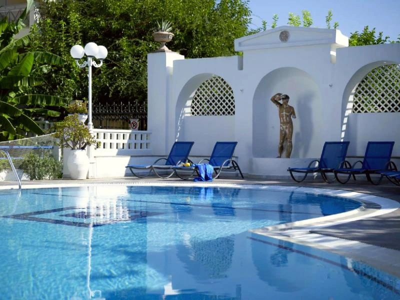 Zwembad bij het hotel op Poros