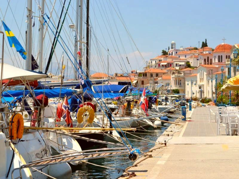 Boten in de haven van Poros in Griekenland