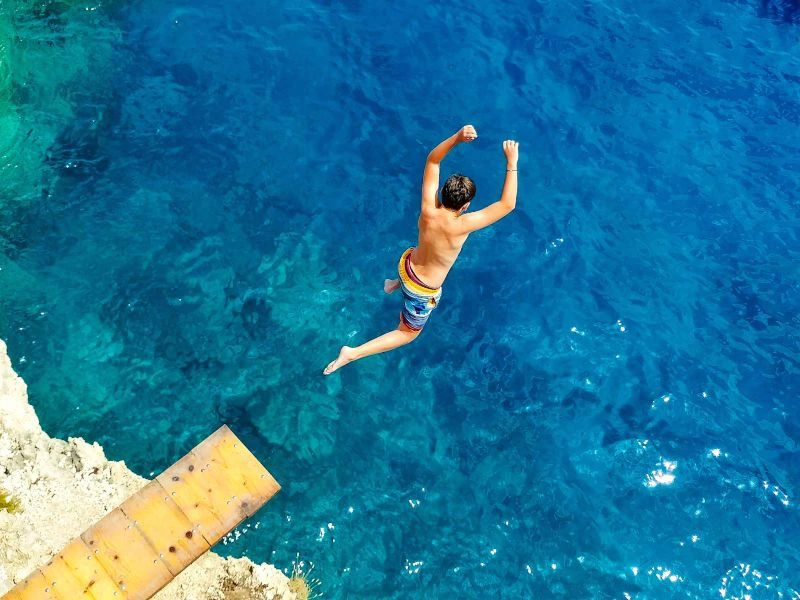 Spingen in zee bij Zakynthos