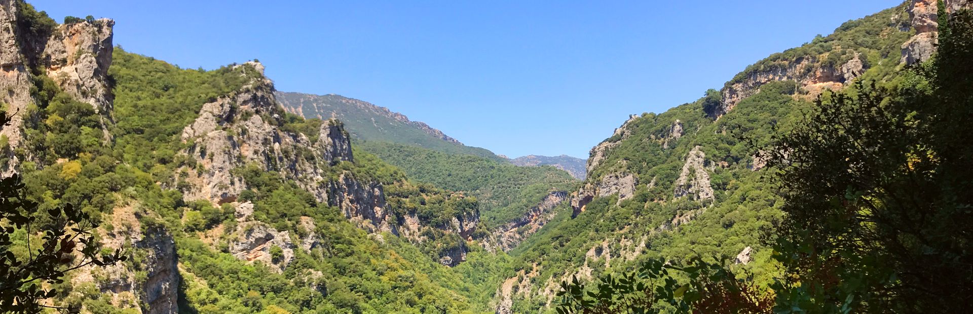 Uitzicht bij Dimitsana in Griekenland kloof