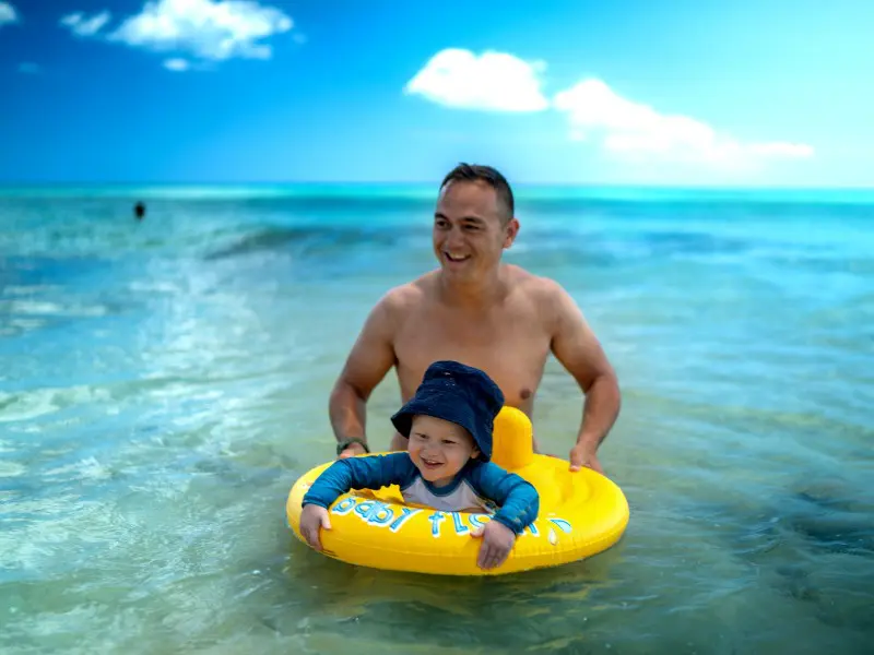Vader in de zee met kind in Italie