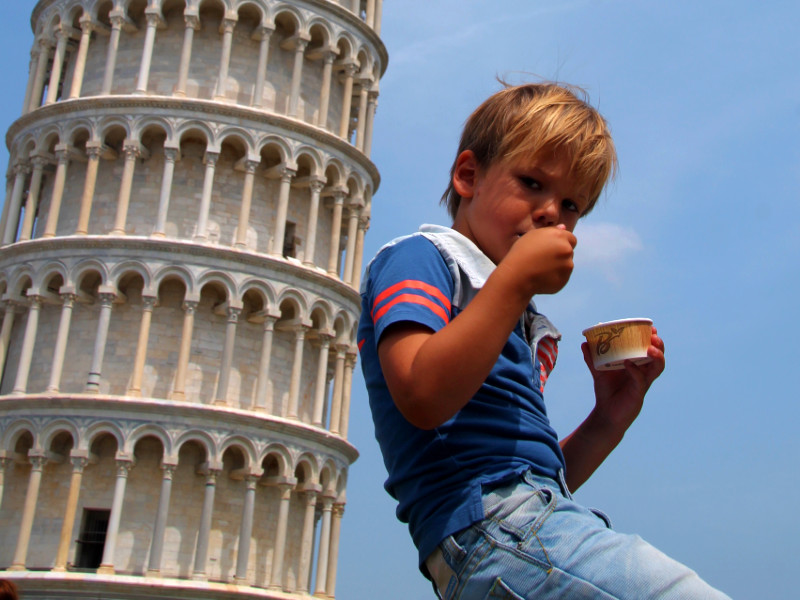 Kind voor de toren van Pisa