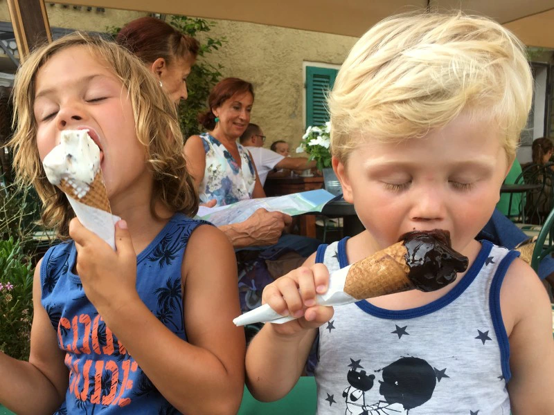 Kinderen ijsje eten in Italie