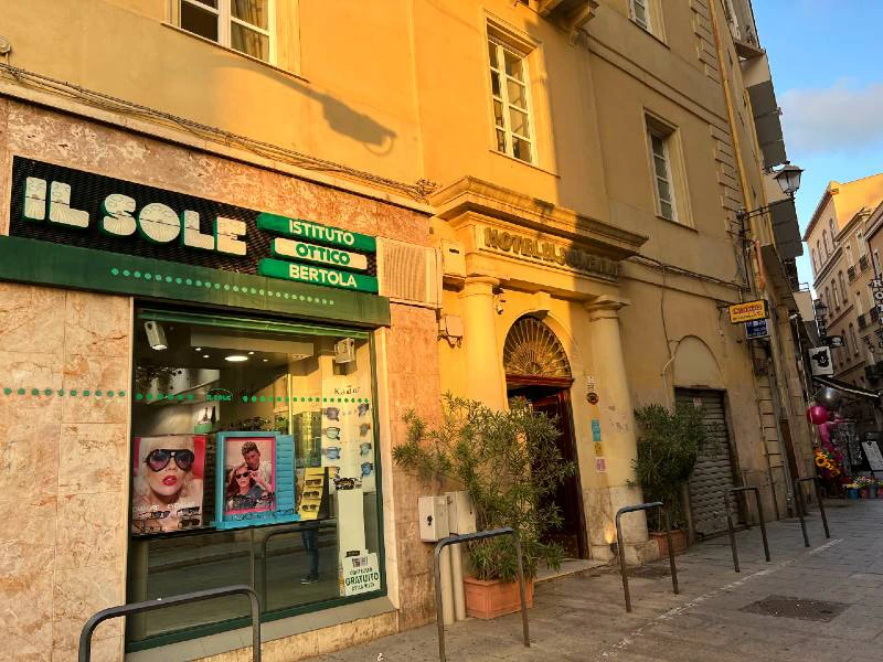 Buitenkant van je hotel in cagliari
