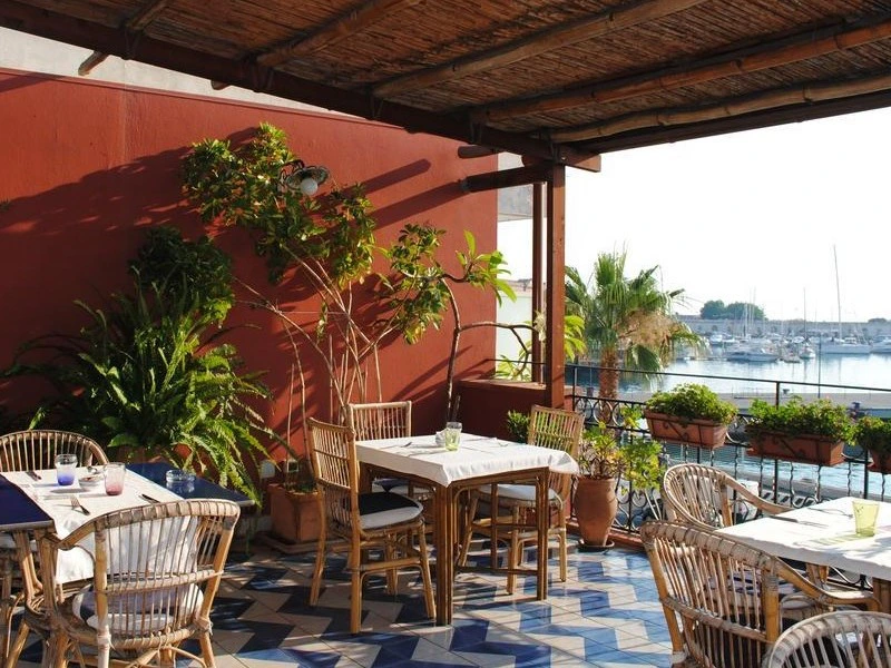 Terras bij je hotel in Milazzo