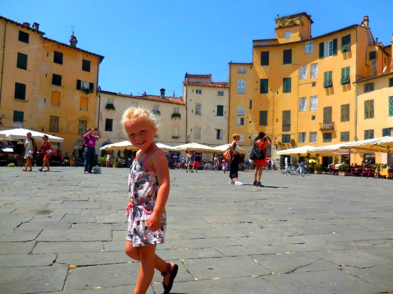 Kind op het plein in Lucca