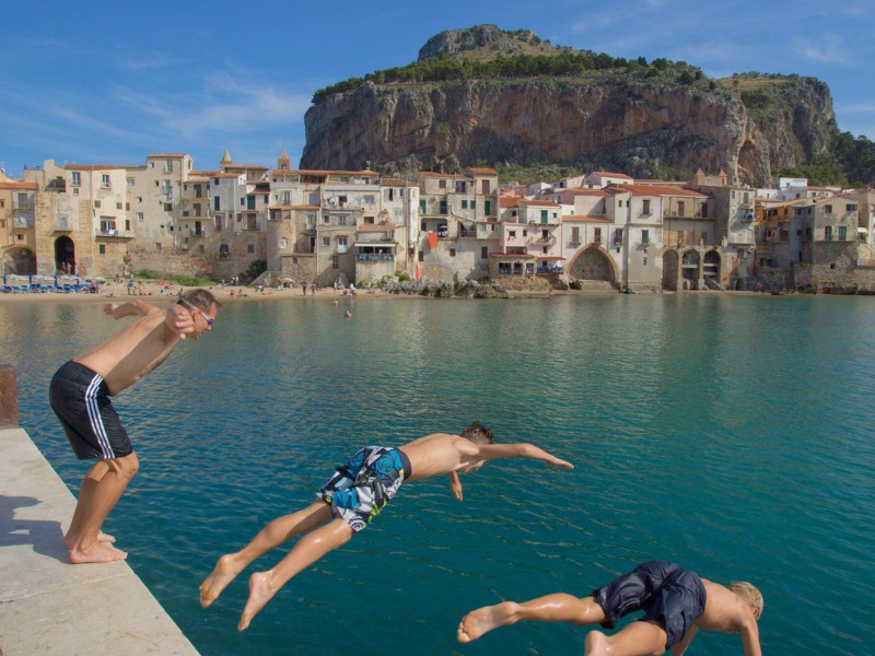 De zee in springen in Cefalu - Sicilie