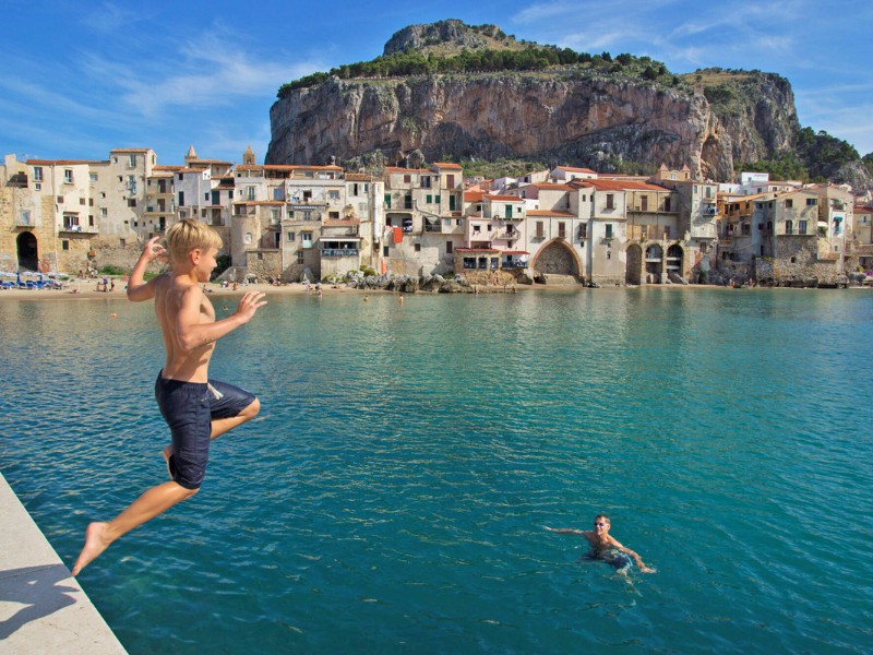 De zee in spring in Cefalu - Sicilie