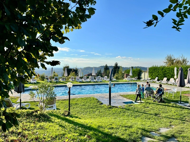 Agriturismo in Piemonte met spelende kinderen bij het zwembad