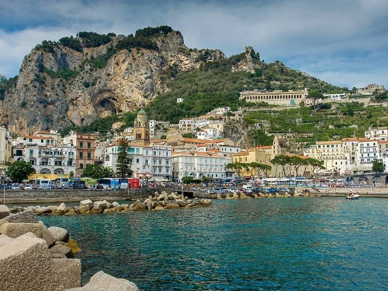 Amalfikust in Zuid-Italie een meer met huizen en bergen in de achtergrond
