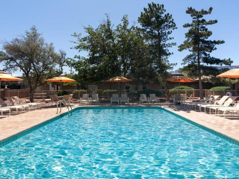 monument-valley-zwembad