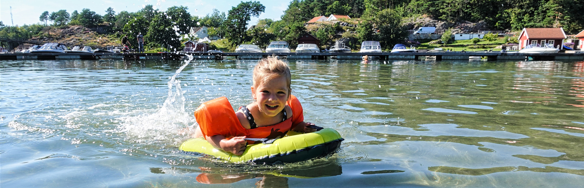 Zuidkust in Noorwegen - kind op het water