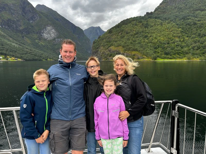 Family staat op de boot