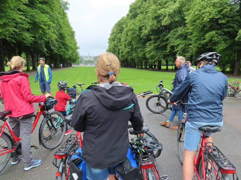 Gids vertelt een verhaal tijdens een fietstour door Oslo.